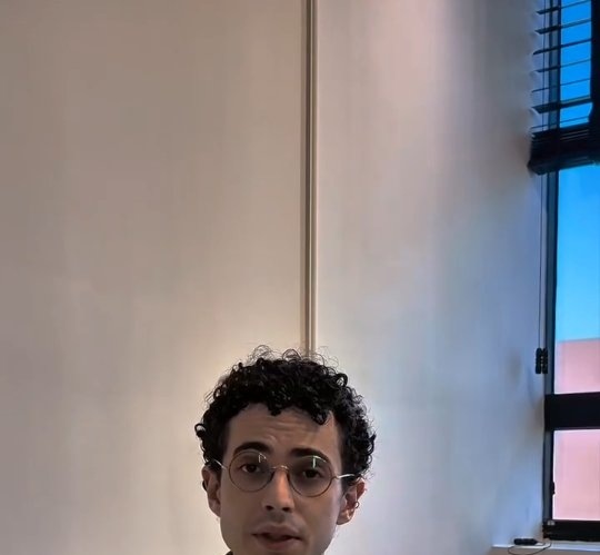 Dr. Paulo Levi sentado, em retrato.